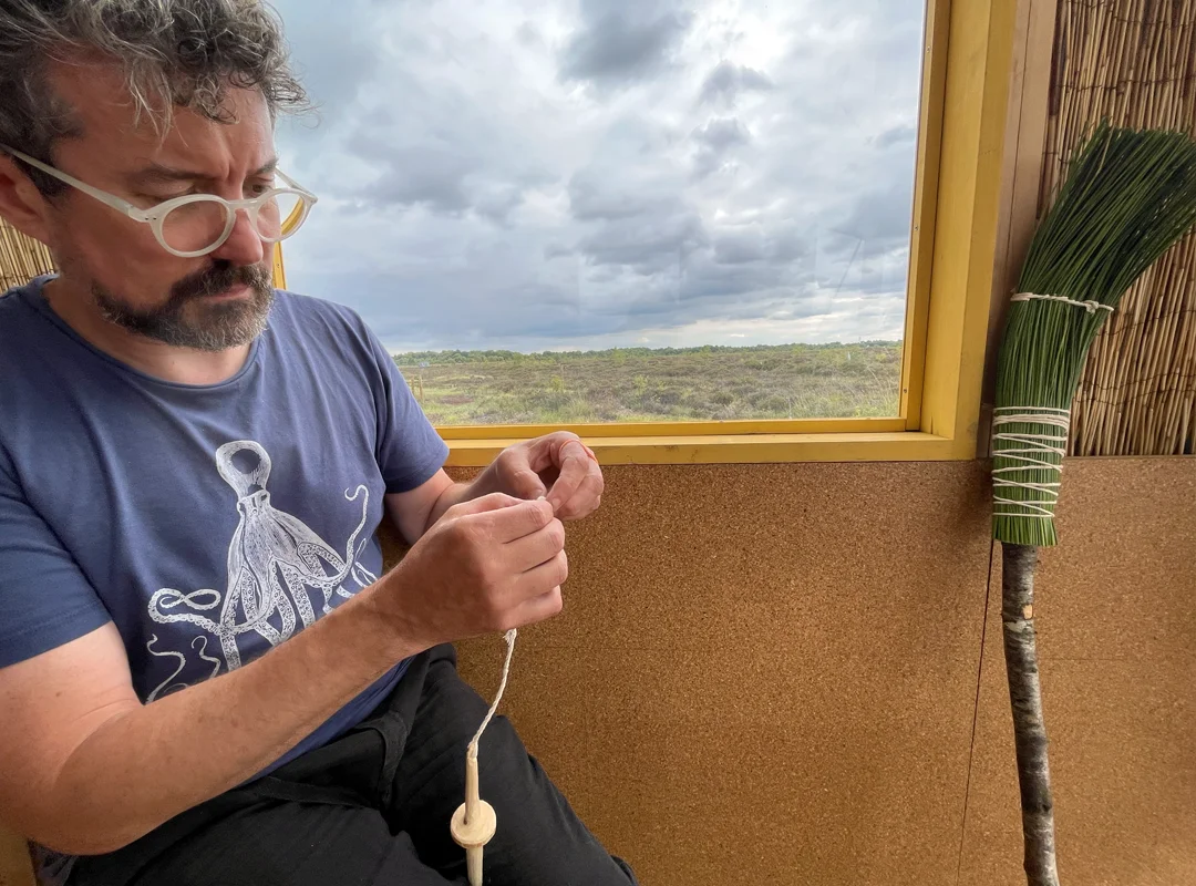 Clyde Doyle threading a drop spindle